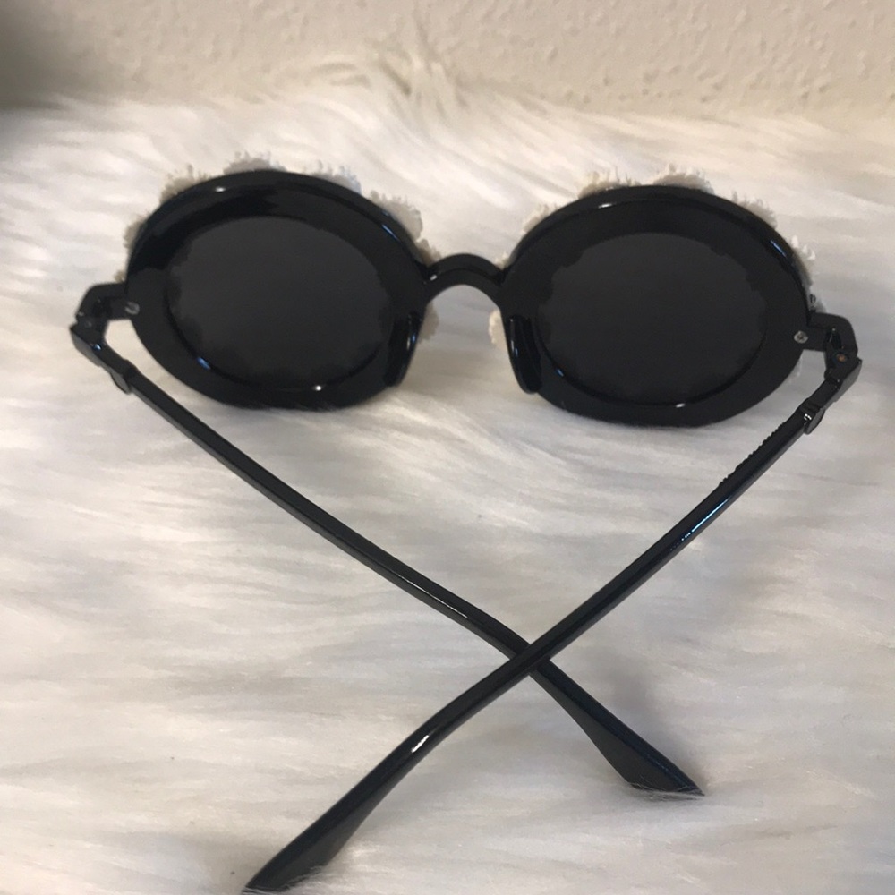 Round Daisy Sunglasses - Picture 2 of 2